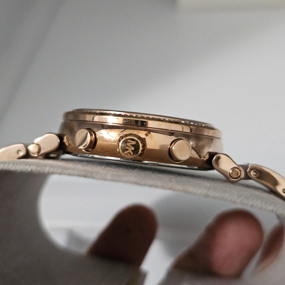 Michael Kors Women's Rose Gold Watch MK6560 Michael Kors Analog Rose Gold - Picture 7 of 8